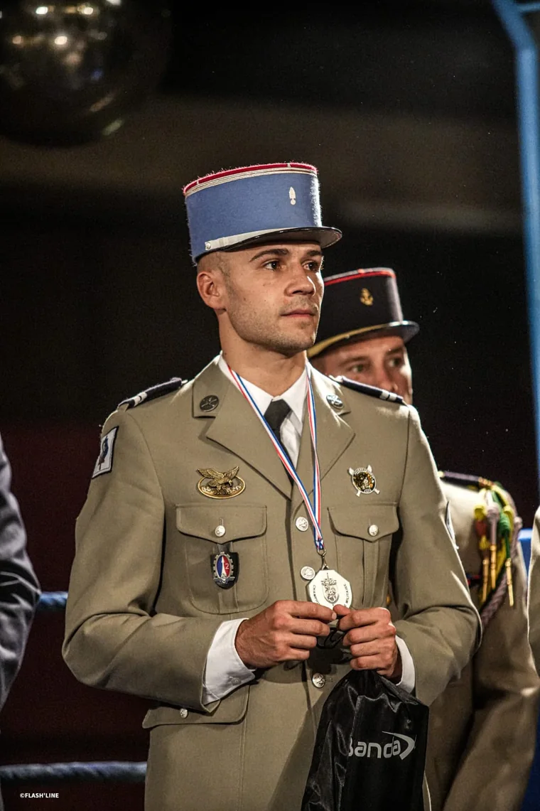 Benjamin Sant, lieutenant saint-cyrien, en tenue de tradition